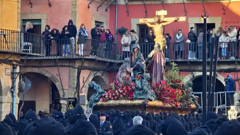 La ciudad de León ha vivido desde el amanecer del Viernes Santo uno de sus momentos más representativos con la celebración de la Procesión de los Pasos, organizada por la Cofradía del Dulce Nombre de Jesús Nazareno. Fotos: C. Calvo
