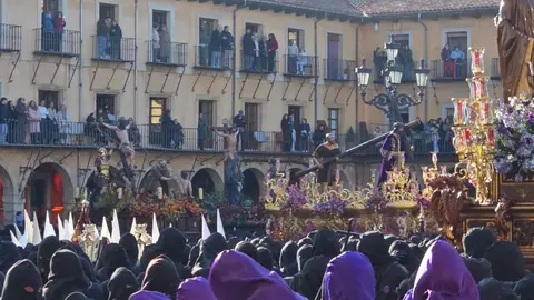 La ciudad de León ha vivido desde el amanecer del Viernes Santo uno de sus momentos más representativos con la celebración de la Procesión de los Pasos, organizada por la Cofradía del Dulce Nombre de Jesús Nazareno. Fotos: C. Calvo