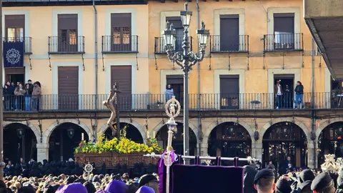 La ciudad de León ha vivido desde el amanecer del Viernes Santo uno de sus momentos más representativos con la celebración de la Procesión de los Pasos, organizada por la Cofradía del Dulce Nombre de Jesús Nazareno. Fotos: C. Calvo