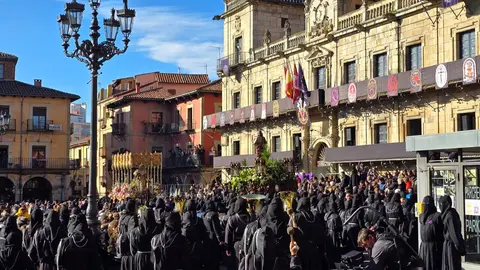 La ciudad de León ha vivido desde el amanecer del Viernes Santo uno de sus momentos más representativos con la celebración de la Procesión de los Pasos, organizada por la Cofradía del Dulce Nombre de Jesús Nazareno. Fotos: C. Calvo