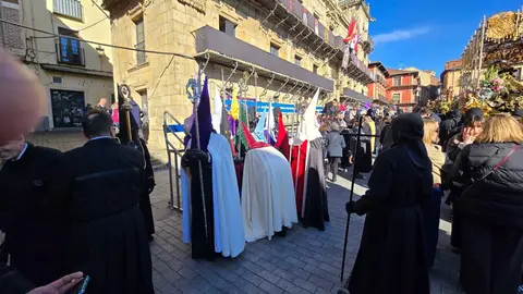 La ciudad de León ha vivido desde el amanecer del Viernes Santo uno de sus momentos más representativos con la celebración de la Procesión de los Pasos, organizada por la Cofradía del Dulce Nombre de Jesús Nazareno. Fotos: C. Calvo