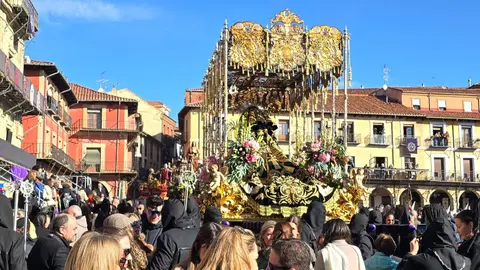 La ciudad de León ha vivido desde el amanecer del Viernes Santo uno de sus momentos más representativos con la celebración de la Procesión de los Pasos, organizada por la Cofradía del Dulce Nombre de Jesús Nazareno. Fotos: C. Calvo