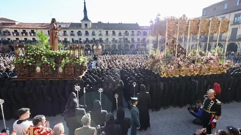 Celebración del acto de ‘El Encuentro’ en el transcurso de la Procesión de los Pasos de la Cofradía del Dulce Nombre de Jesús Nazareno de la Semana Santa de León. Foto: Campillo.