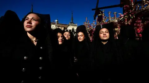 Celebración del acto de ‘El Encuentro’ en el transcurso de la Procesión de los Pasos de la Cofradía del Dulce Nombre de Jesús Nazareno de la Semana Santa de León. Foto: Campillo.