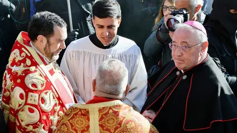 Celebración del acto de ‘El Encuentro’ en el transcurso de la Procesión de los Pasos de la Cofradía del Dulce Nombre de Jesús Nazareno de la Semana Santa de León. Foto: Campillo.