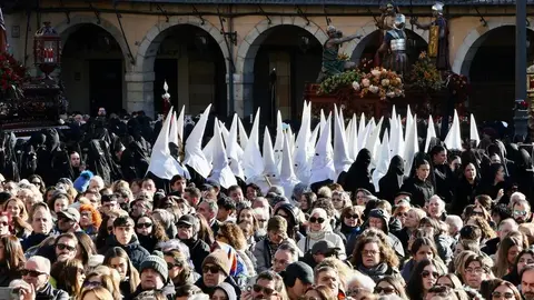 Celebración del acto de ‘El Encuentro’ en el transcurso de la Procesión de los Pasos de la Cofradía del Dulce Nombre de Jesús Nazareno de la Semana Santa de León. Foto: Campillo.
