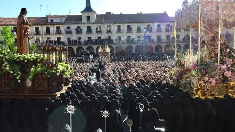 Celebración del acto de ‘El Encuentro’ en el transcurso de la Procesión de los Pasos de la Cofradía del Dulce Nombre de Jesús Nazareno de la Semana Santa de León. Foto: Campillo.