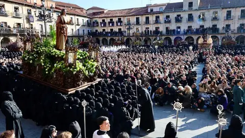 Celebración del acto de ‘El Encuentro’ en el transcurso de la Procesión de los Pasos de la Cofradía del Dulce Nombre de Jesús Nazareno de la Semana Santa de León. Foto: Campillo.