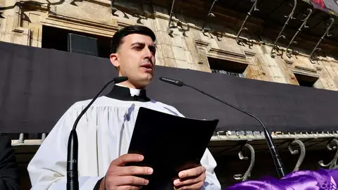Celebración del acto de ‘El Encuentro’ en el transcurso de la Procesión de los Pasos de la Cofradía del Dulce Nombre de Jesús Nazareno de la Semana Santa de León. Foto: Campillo.