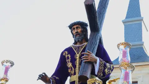 Celebración del acto de ‘El Encuentro’ en el transcurso de la Procesión de los Pasos de la Cofradía del Dulce Nombre de Jesús Nazareno de la Semana Santa de León. Foto: Campillo