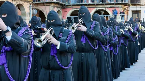 Celebración del acto de ‘El Encuentro’ en el transcurso de la Procesión de los Pasos de la Cofradía del Dulce Nombre de Jesús Nazareno de la Semana Santa de León. Foto: Campillo