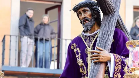 Celebración del acto de ‘El Encuentro’ en el transcurso de la Procesión de los Pasos de la Cofradía del Dulce Nombre de Jesús Nazareno de la Semana Santa de León. Foto: Campillo