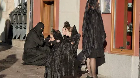 Celebración del acto de ‘El Encuentro’ en el transcurso de la Procesión de los Pasos de la Cofradía del Dulce Nombre de Jesús Nazareno de la Semana Santa de León. Foto: Campillo