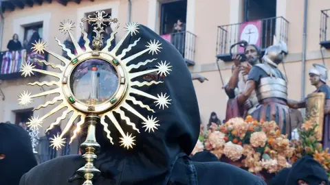 Celebración del acto de ‘El Encuentro’ en el transcurso de la Procesión de los Pasos de la Cofradía del Dulce Nombre de Jesús Nazareno de la Semana Santa de León. Foto: Campillo
