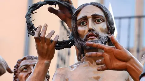 Celebración del acto de ‘El Encuentro’ en el transcurso de la Procesión de los Pasos de la Cofradía del Dulce Nombre de Jesús Nazareno de la Semana Santa de León. Foto: Campillo