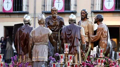 Celebración del acto de ‘El Encuentro’ en el transcurso de la Procesión de los Pasos de la Cofradía del Dulce Nombre de Jesús Nazareno de la Semana Santa de León. Foto: Campillo