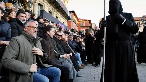 Celebración del acto de ‘El Encuentro’ en el transcurso de la Procesión de los Pasos de la Cofradía del Dulce Nombre de Jesús Nazareno de la Semana Santa de León. Foto: Campillo