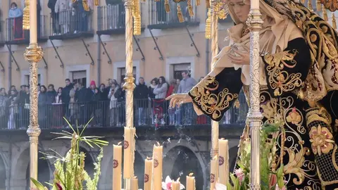 Celebración del acto de ‘El Encuentro’ en el transcurso de la Procesión de los Pasos de la Cofradía del Dulce Nombre de Jesús Nazareno de la Semana Santa de León. Foto: Campillo.
