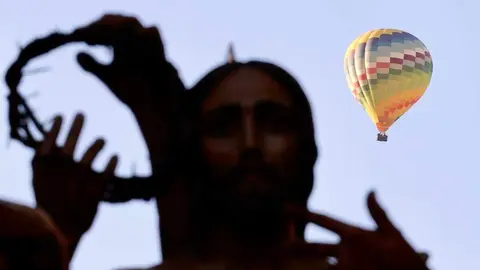 Celebración del acto de ‘El Encuentro’ en el transcurso de la Procesión de los Pasos de la Cofradía del Dulce Nombre de Jesús Nazareno de la Semana Santa de León. Foto: Campillo.
