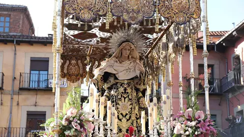 El fotógrafo leonés Isaac Llamazares plasma la celebración del acto de 'El Encuentro' en el transcurso de la Procesión de los Pasos de la Cofradía del Dulce Nombre de Jesús Nazareno de la Semana Santa de León.