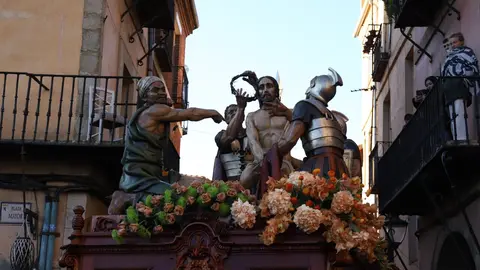 El fotógrafo leonés Isaac Llamazares plasma la celebración del acto de 'El Encuentro' en el transcurso de la Procesión de los Pasos de la Cofradía del Dulce Nombre de Jesús Nazareno de la Semana Santa de León.