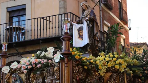 El fotógrafo leonés Isaac Llamazares plasma la celebración del acto de 'El Encuentro' en el transcurso de la Procesión de los Pasos de la Cofradía del Dulce Nombre de Jesús Nazareno de la Semana Santa de León.