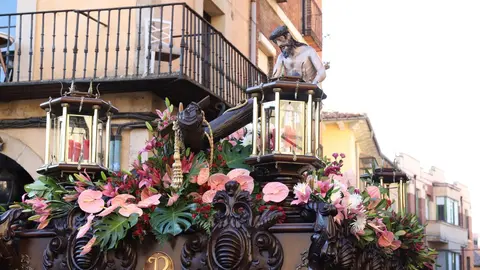 El fotógrafo leonés Isaac Llamazares plasma la celebración del acto de 'El Encuentro' en el transcurso de la Procesión de los Pasos de la Cofradía del Dulce Nombre de Jesús Nazareno de la Semana Santa de León.