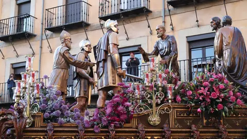 El fotógrafo leonés Isaac Llamazares plasma la celebración del acto de 'El Encuentro' en el transcurso de la Procesión de los Pasos de la Cofradía del Dulce Nombre de Jesús Nazareno de la Semana Santa de León.