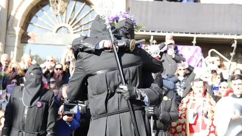 El fotógrafo leonés Isaac Llamazares plasma la celebración del acto de 'El Encuentro' en el transcurso de la Procesión de los Pasos de la Cofradía del Dulce Nombre de Jesús Nazareno de la Semana Santa de León.