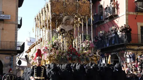 El fotógrafo leonés Isaac Llamazares plasma la celebración del acto de 'El Encuentro' en el transcurso de la Procesión de los Pasos de la Cofradía del Dulce Nombre de Jesús Nazareno de la Semana Santa de León.