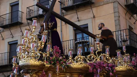 El fotógrafo leonés Isaac Llamazares plasma la celebración del acto de 'El Encuentro' en el transcurso de la Procesión de los Pasos de la Cofradía del Dulce Nombre de Jesús Nazareno de la Semana Santa de León.