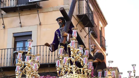 El fotógrafo leonés Isaac Llamazares plasma la celebración del acto de 'El Encuentro' en el transcurso de la Procesión de los Pasos de la Cofradía del Dulce Nombre de Jesús Nazareno de la Semana Santa de León.