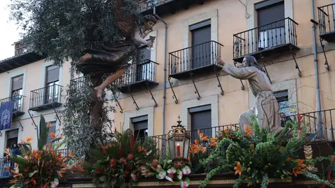 El fotógrafo leonés Isaac Llamazares plasma la celebración del acto de 'El Encuentro' en el transcurso de la Procesión de los Pasos de la Cofradía del Dulce Nombre de Jesús Nazareno de la Semana Santa de León.