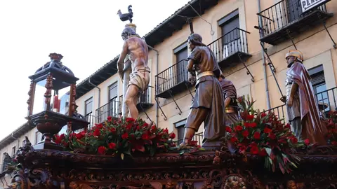 El fotógrafo leonés Isaac Llamazares plasma la celebración del acto de 'El Encuentro' en el transcurso de la Procesión de los Pasos de la Cofradía del Dulce Nombre de Jesús Nazareno de la Semana Santa de León.