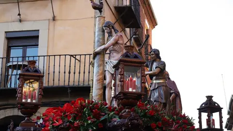 El fotógrafo leonés Isaac Llamazares plasma la celebración del acto de 'El Encuentro' en el transcurso de la Procesión de los Pasos de la Cofradía del Dulce Nombre de Jesús Nazareno de la Semana Santa de León.