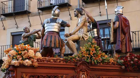 El fotógrafo leonés Isaac Llamazares plasma la celebración del acto de 'El Encuentro' en el transcurso de la Procesión de los Pasos de la Cofradía del Dulce Nombre de Jesús Nazareno de la Semana Santa de León.
