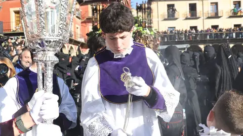 El fotógrafo leonés Isaac Llamazares plasma la celebración del acto de 'El Encuentro' en el transcurso de la Procesión de los Pasos de la Cofradía del Dulce Nombre de Jesús Nazareno de la Semana Santa de León.