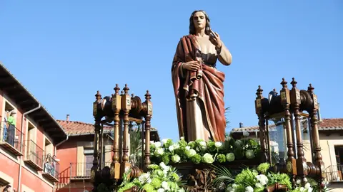 El fotógrafo leonés Isaac Llamazares plasma la celebración del acto de 'El Encuentro' en el transcurso de la Procesión de los Pasos de la Cofradía del Dulce Nombre de Jesús Nazareno de la Semana Santa de León.