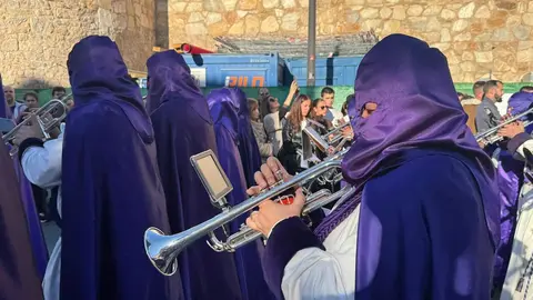 A las seis de la tarde, con puntualidad contenida y expectación en aumento, partió desde la Iglesia de San Marcelo una de las procesiones más simbólicas del Viernes Santo leonés. La Procesión de las Siete Palabras volvió a desplegar su identidad inconfundible: túnicas rojas, capirotes blancos y capas negras dibujando una estampa de luto y redención en el corazón de la ciudad.