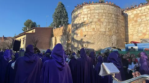 A las seis de la tarde, con puntualidad contenida y expectación en aumento, partió desde la Iglesia de San Marcelo una de las procesiones más simbólicas del Viernes Santo leonés. La Procesión de las Siete Palabras volvió a desplegar su identidad inconfundible: túnicas rojas, capirotes blancos y capas negras dibujando una estampa de luto y redención en el corazón de la ciudad.