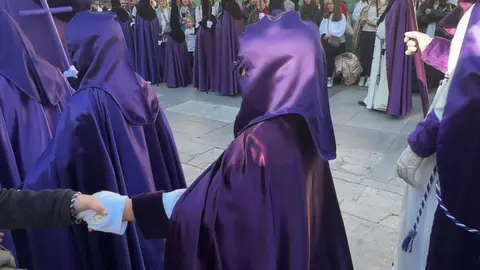A las seis de la tarde, con puntualidad contenida y expectación en aumento, partió desde la Iglesia de San Marcelo una de las procesiones más simbólicas del Viernes Santo leonés. La Procesión de las Siete Palabras volvió a desplegar su identidad inconfundible: túnicas rojas, capirotes blancos y capas negras dibujando una estampa de luto y redención en el corazón de la ciudad.