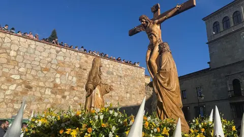 A las seis de la tarde, con puntualidad contenida y expectación en aumento, partió desde la Iglesia de San Marcelo una de las procesiones más simbólicas del Viernes Santo leonés. La Procesión de las Siete Palabras volvió a desplegar su identidad inconfundible: túnicas rojas, capirotes blancos y capas negras dibujando una estampa de luto y redención en el corazón de la ciudad.