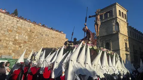 A las seis de la tarde, con puntualidad contenida y expectación en aumento, partió desde la Iglesia de San Marcelo una de las procesiones más simbólicas del Viernes Santo leonés. La Procesión de las Siete Palabras volvió a desplegar su identidad inconfundible: túnicas rojas, capirotes blancos y capas negras dibujando una estampa de luto y redención en el corazón de la ciudad.
