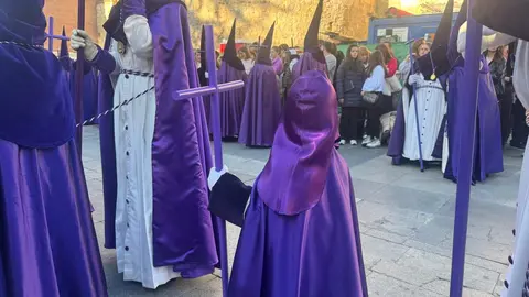 A las seis de la tarde, con puntualidad contenida y expectación en aumento, partió desde la Iglesia de San Marcelo una de las procesiones más simbólicas del Viernes Santo leonés. La Procesión de las Siete Palabras volvió a desplegar su identidad inconfundible: túnicas rojas, capirotes blancos y capas negras dibujando una estampa de luto y redención en el corazón de la ciudad.