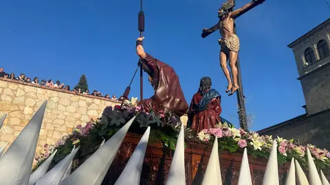 A las seis de la tarde, con puntualidad contenida y expectación en aumento, partió desde la Iglesia de San Marcelo una de las procesiones más simbólicas del Viernes Santo leonés. La Procesión de las Siete Palabras volvió a desplegar su identidad inconfundible: túnicas rojas, capirotes blancos y capas negras dibujando una estampa de luto y redención en el corazón de la ciudad.