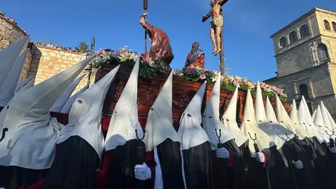 A las seis de la tarde, con puntualidad contenida y expectación en aumento, partió desde la Iglesia de San Marcelo una de las procesiones más simbólicas del Viernes Santo leonés. La Procesión de las Siete Palabras volvió a desplegar su identidad inconfundible: túnicas rojas, capirotes blancos y capas negras dibujando una estampa de luto y redención en el corazón de la ciudad.