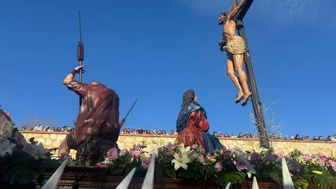 A las seis de la tarde, con puntualidad contenida y expectación en aumento, partió desde la Iglesia de San Marcelo una de las procesiones más simbólicas del Viernes Santo leonés. La Procesión de las Siete Palabras volvió a desplegar su identidad inconfundible: túnicas rojas, capirotes blancos y capas negras dibujando una estampa de luto y redención en el corazón de la ciudad.
