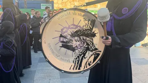 A las seis de la tarde, con puntualidad contenida y expectación en aumento, partió desde la Iglesia de San Marcelo una de las procesiones más simbólicas del Viernes Santo leonés. La Procesión de las Siete Palabras volvió a desplegar su identidad inconfundible: túnicas rojas, capirotes blancos y capas negras dibujando una estampa de luto y redención en el corazón de la ciudad.