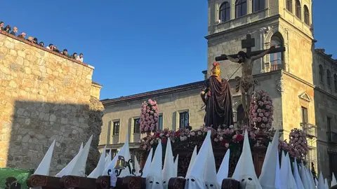 A las seis de la tarde, con puntualidad contenida y expectación en aumento, partió desde la Iglesia de San Marcelo una de las procesiones más simbólicas del Viernes Santo leonés. La Procesión de las Siete Palabras volvió a desplegar su identidad inconfundible: túnicas rojas, capirotes blancos y capas negras dibujando una estampa de luto y redención en el corazón de la ciudad.