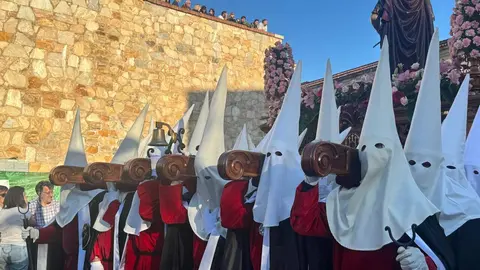A las seis de la tarde, con puntualidad contenida y expectación en aumento, partió desde la Iglesia de San Marcelo una de las procesiones más simbólicas del Viernes Santo leonés. La Procesión de las Siete Palabras volvió a desplegar su identidad inconfundible: túnicas rojas, capirotes blancos y capas negras dibujando una estampa de luto y redención en el corazón de la ciudad.